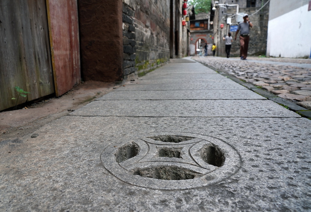 這是位于贛州古城灶兒巷的集水篦子，集水篦子可以阻擋樹枝，石塊及日常生活垃圾進入福壽溝（6月18日攝）。