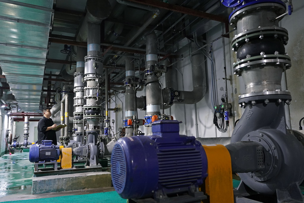 在江西省贛州市章貢區的建春濕地公園，工作人員對水處理設備進行巡檢（6月18日攝）。