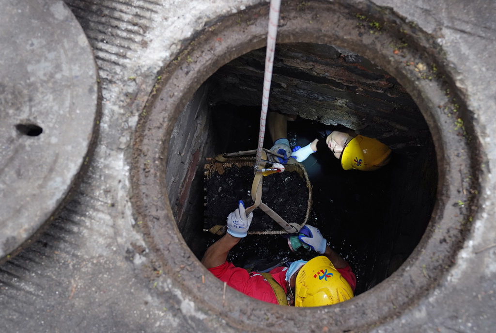 在贛州古城一條街巷，市政工作人員在對福壽溝管網進行清疏（6月18日攝）。