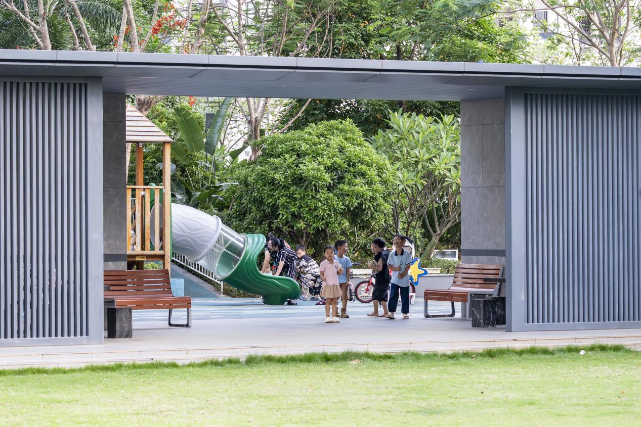 傍晚時分，兒童在院子里嬉戲。王劍攝