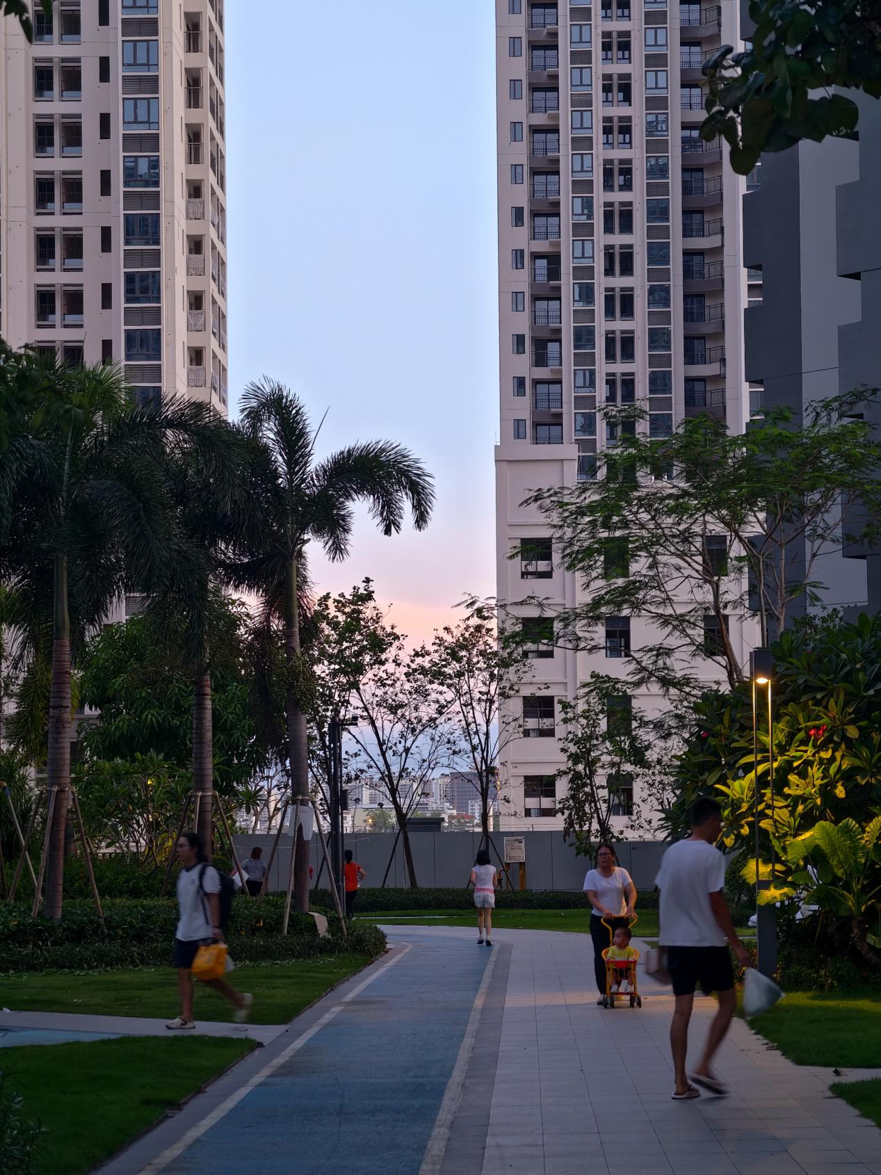 暮色中的保利棲麓安居房社區。邱活攝