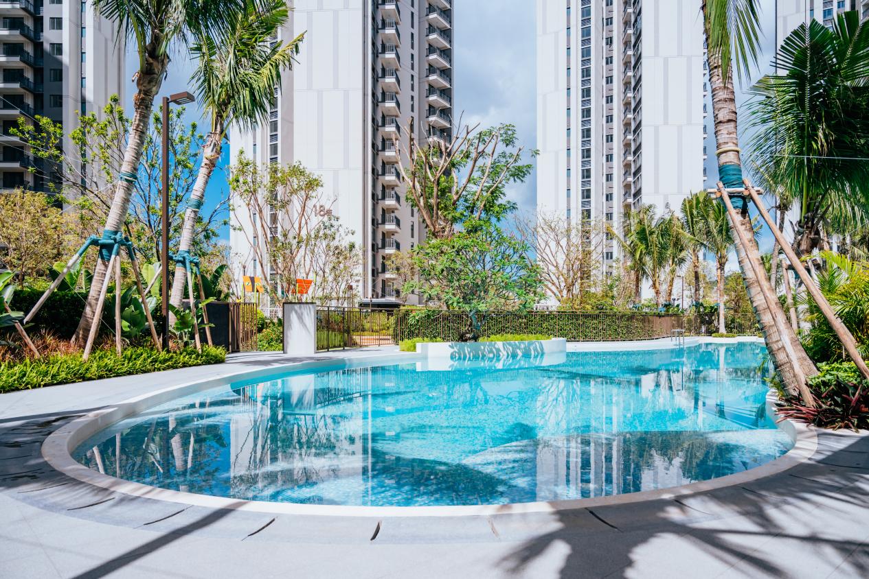 社區內配套泳池供居民們休閑運動。邱活攝