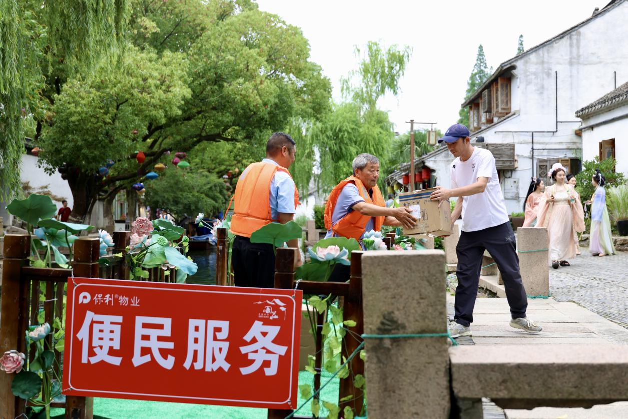 保利物業便民服務船工作人員為商戶和原住民搬運貨物。蔣雨師攝