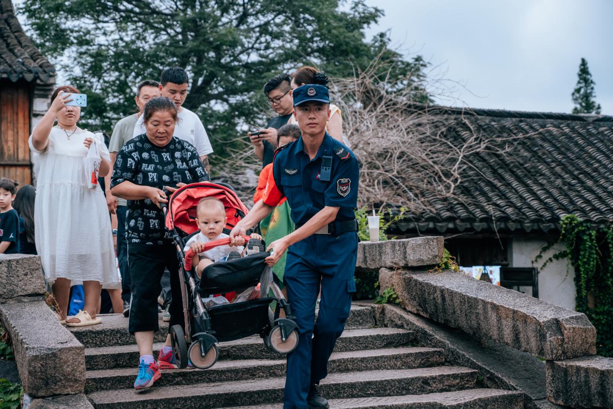 景區橋梁點位上，保利物業工作人員為游客提供幫助。邱活攝