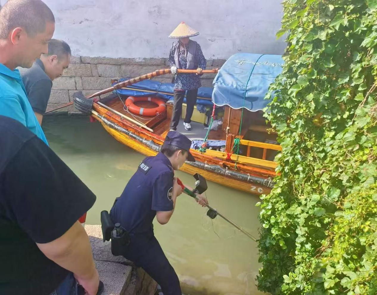 保利物業采用智能設備幫助游客拾取掉落物品。