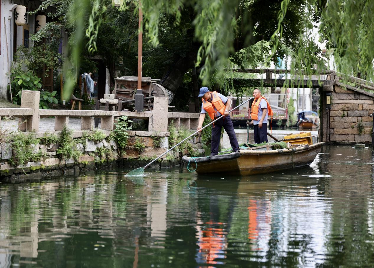 保利物業工作人員正在進行河道清理。蔣雨師攝
