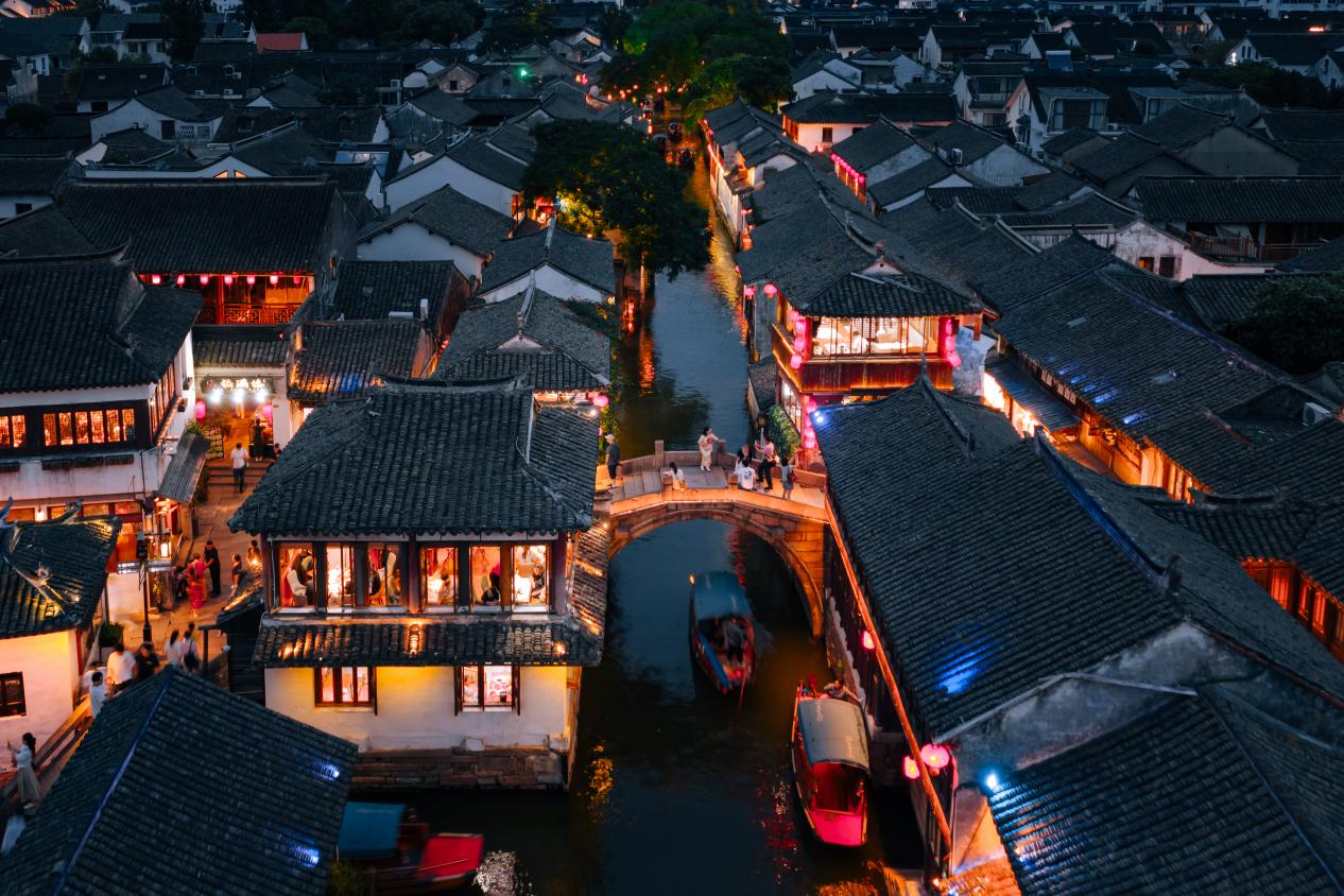 航拍視角下的周莊古鎮夜景。邱活攝