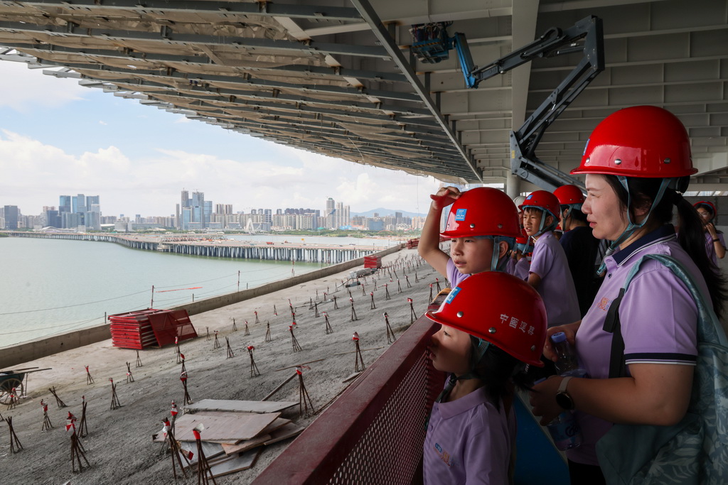 7月8日，“小候鳥”家庭在前海博物館項目建設現場參觀。