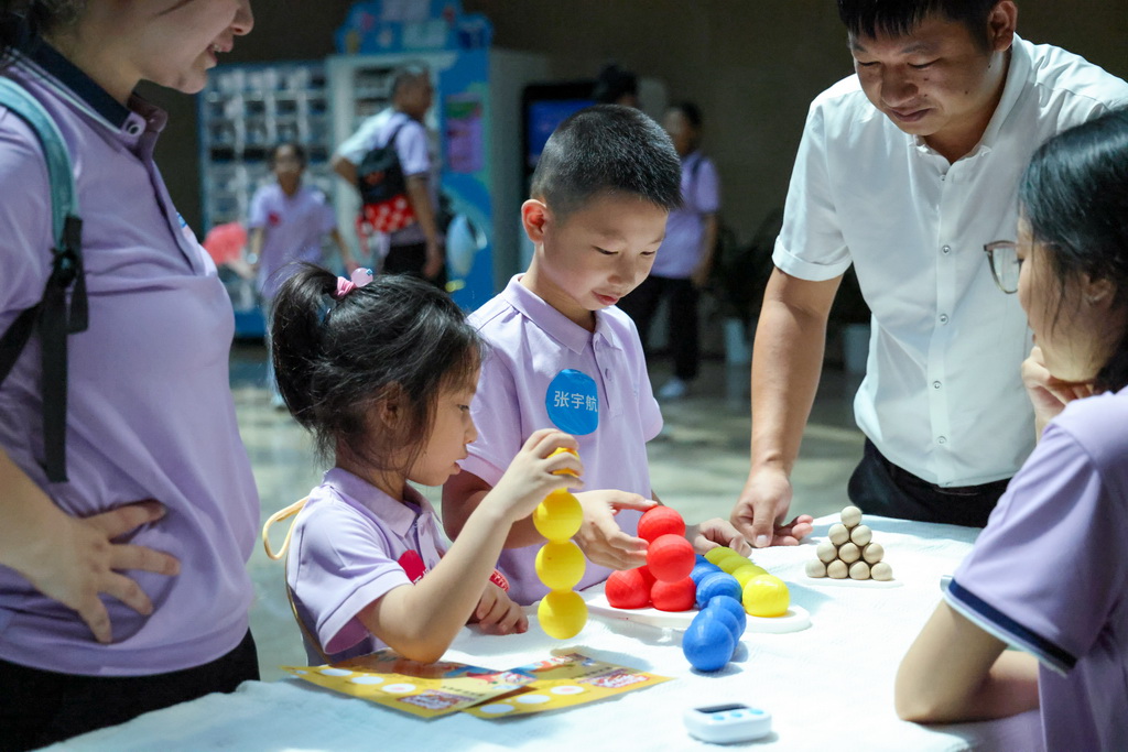 7月8日，參加夏令營的“小候鳥”在深圳中國鋼結構博物館里參與互動游戲。