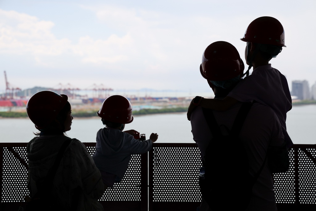 7月8日，“小候鳥”家庭在前海博物館項目建設現場眺望前海灣。