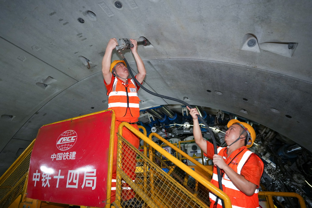 7月9日，中鐵十四局的工人在施工現場作業。