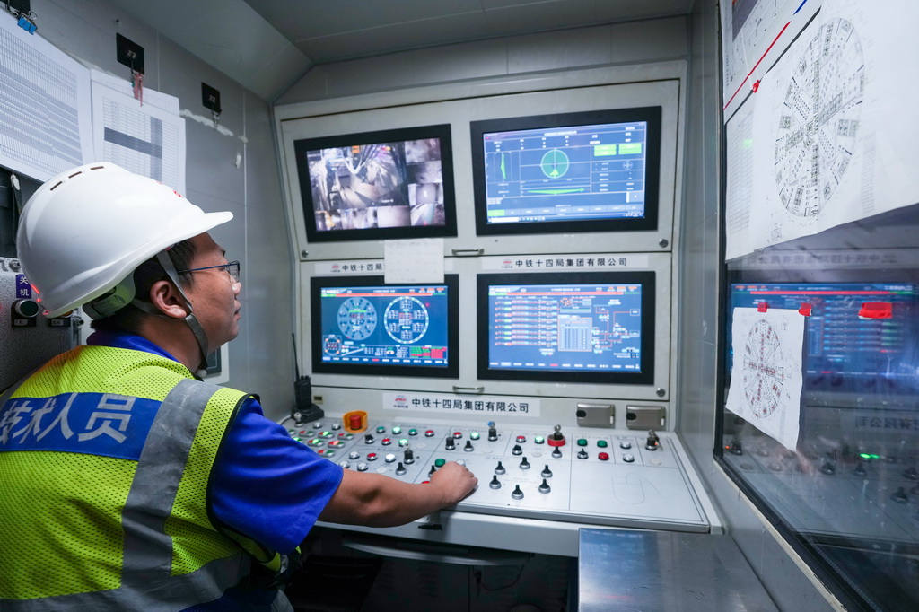 7月9日，中鐵十四局的施工人員在施工現場查看盾構機作業情況。