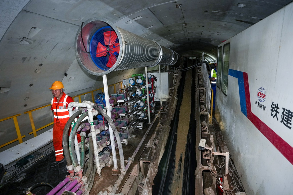 7月9日，中鐵十四局的工人在施工現場作業。