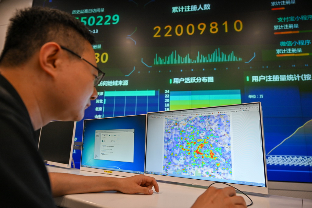 7月9日，在天津市數據發展中心，工作人員通過天津市“互聯網+監管”系統實時查看城市網約車運行熱力圖。