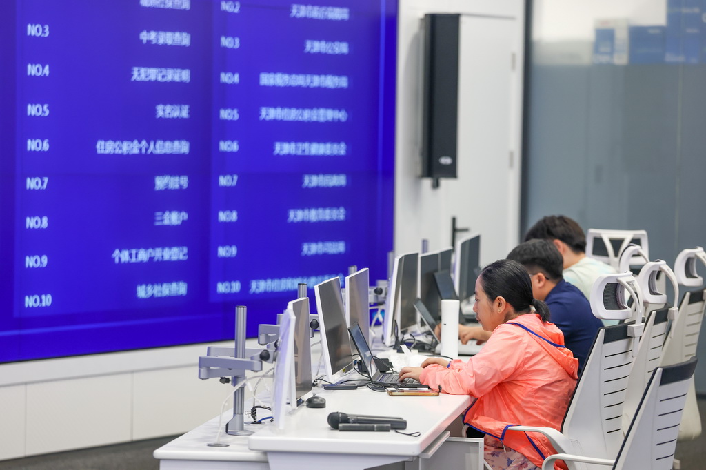 7月9日，在天津市數據發展中心，系統運維人員在工作中。