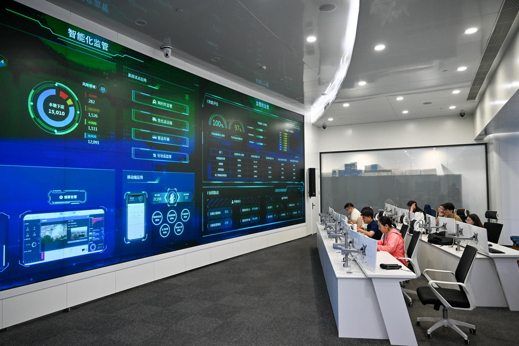 7月9日，在天津市數據發展中心，系統運維人員在工作中。