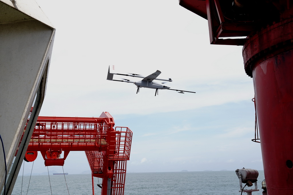 7月9日，航磁固定翼無人機飛過“向陽紅10”號開展科考試驗。