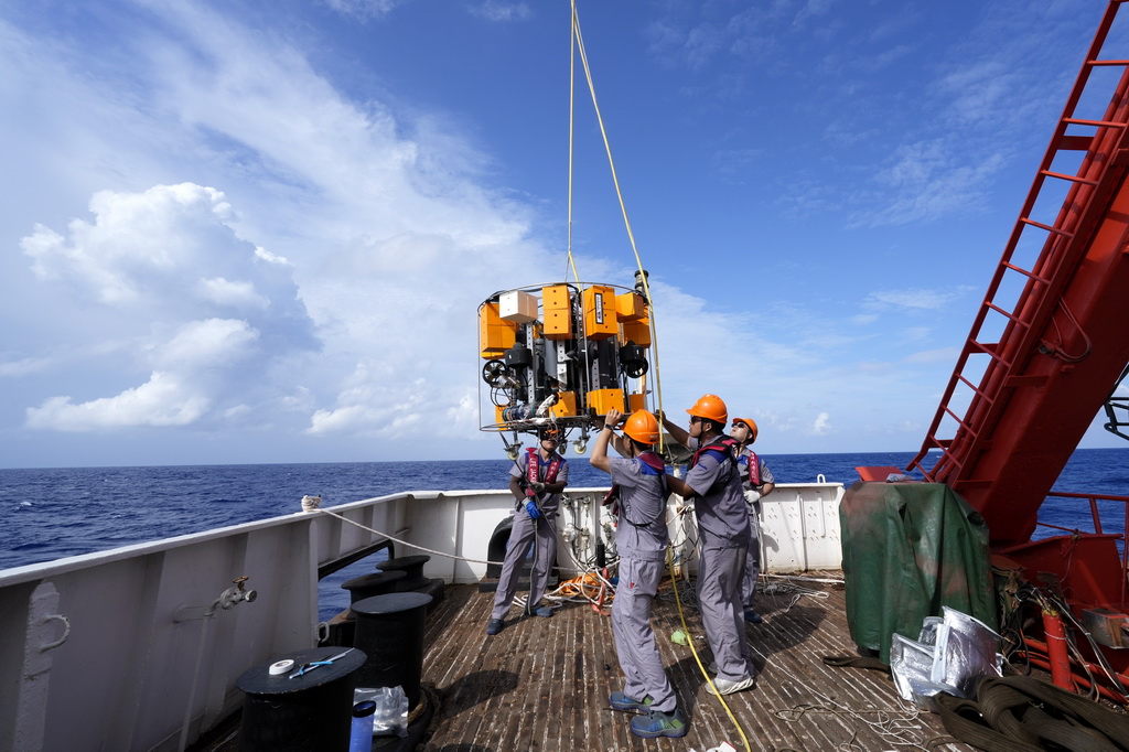 7月8日，科研人員將無人潛器吊運入海。