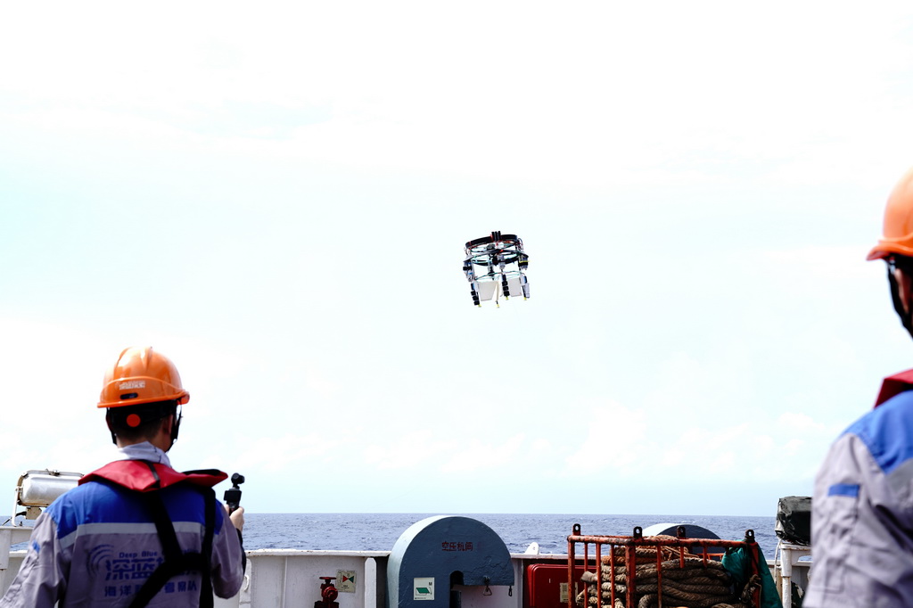 7月8日，跨域機器人從“向陽紅10”號起飛開展科考試驗。