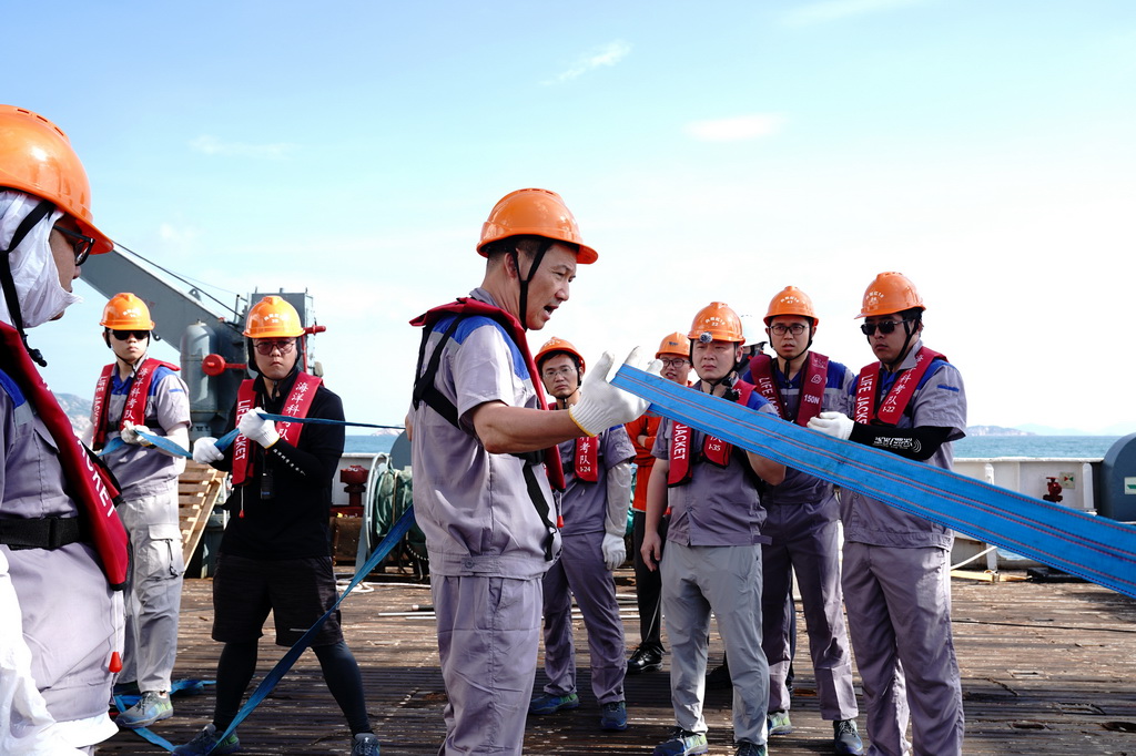7月8日，“深藍智能i3航次”首席科學家、南方科技大學海洋高等研究院院長、講席教授林間（中）在“向陽紅10”號指導科考安全工作。