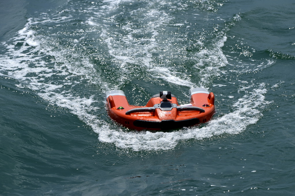 7月9日，“海豚3號”水面救生機器人在海面開始試驗。