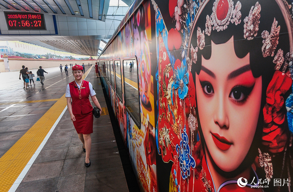 7月9日，列車長正在做開車前巡視。