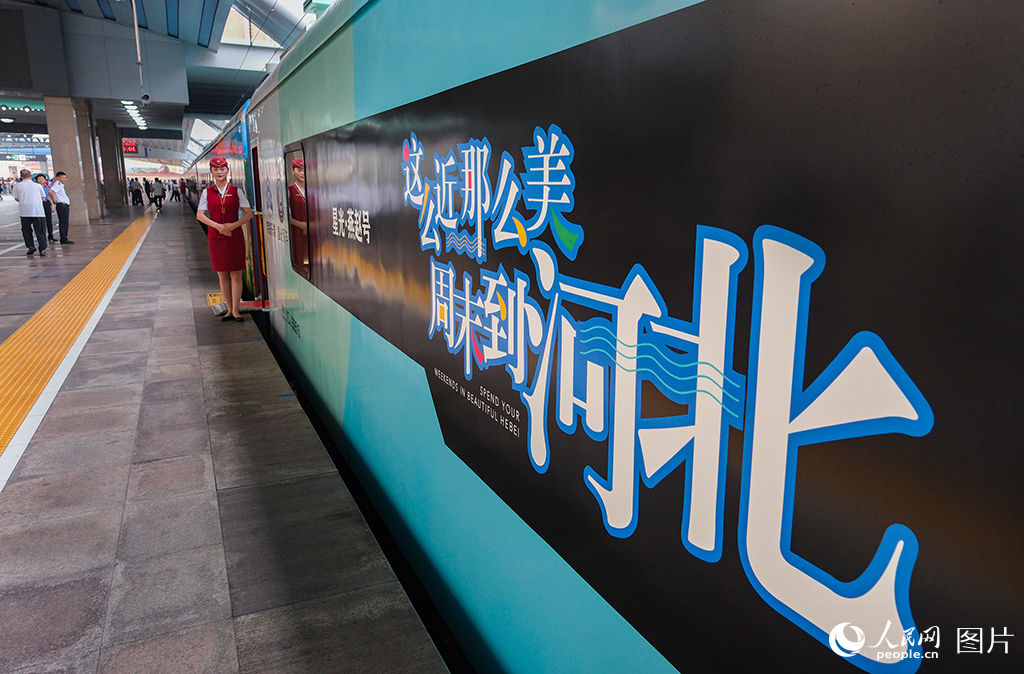 7月9日，乘務員立崗服務。