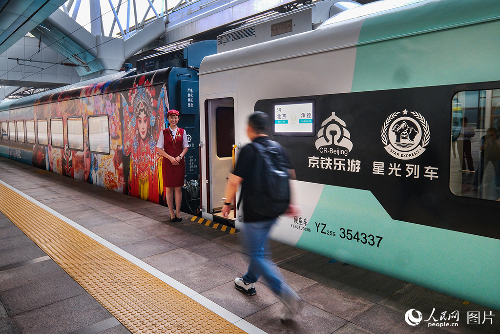 7月9日，乘務員立崗服務。