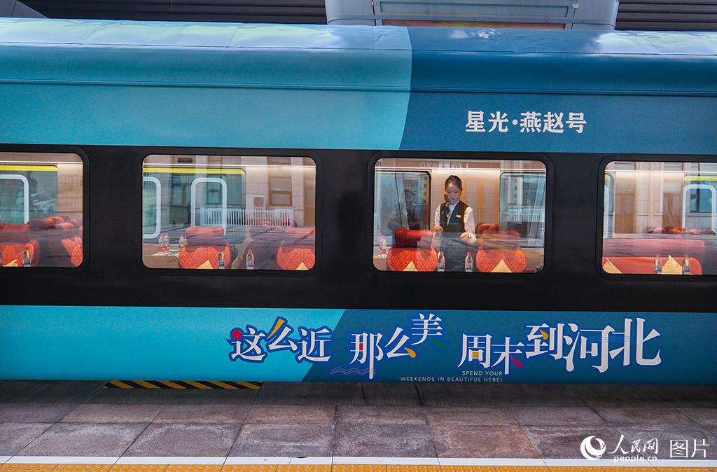 7月9日，乘務員正在車廂內做整備作業。