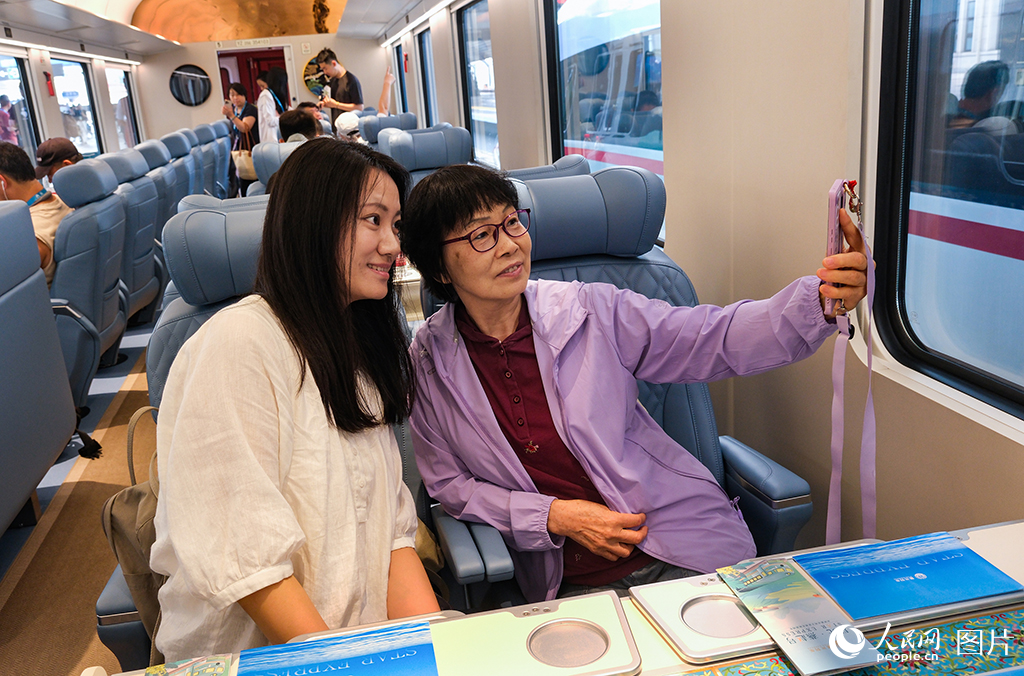 7月9日，乘客在車廂內自拍留影。