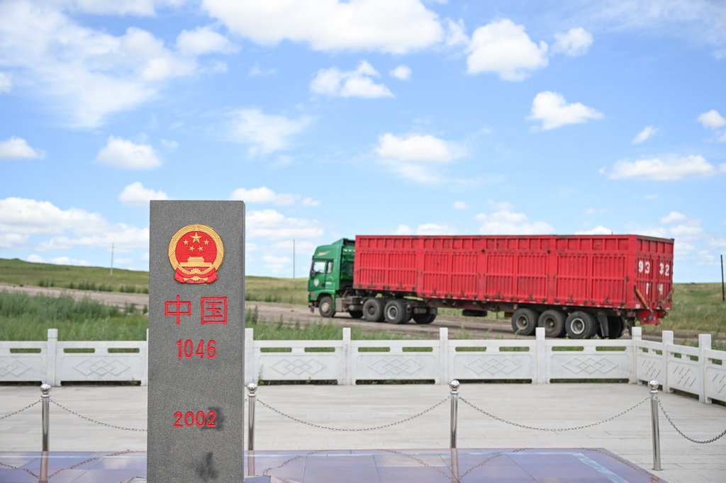 7月10日珠恩嘎達布其口岸拍攝的我國1046號界碑。