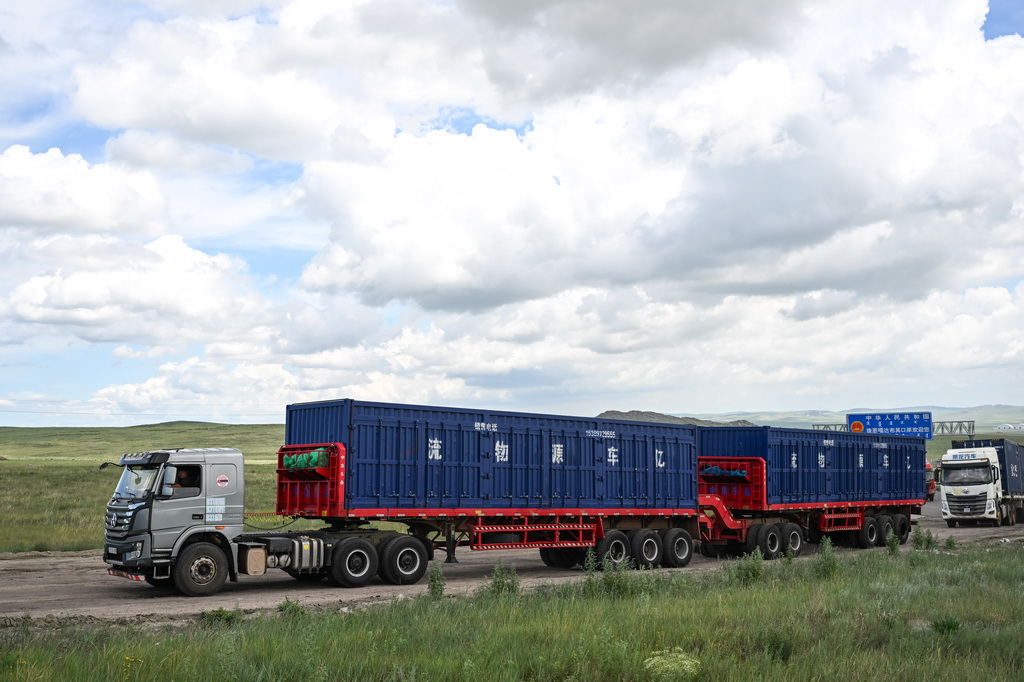 7月10日，貨車通過珠恩嘎達布其口岸出境。