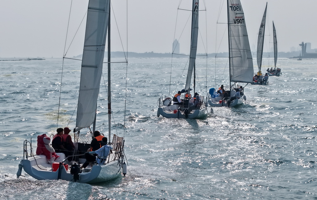青島老龍灣海域，市民和游客乘船參加海上巡游活動（7月10日攝，無人機照片）。