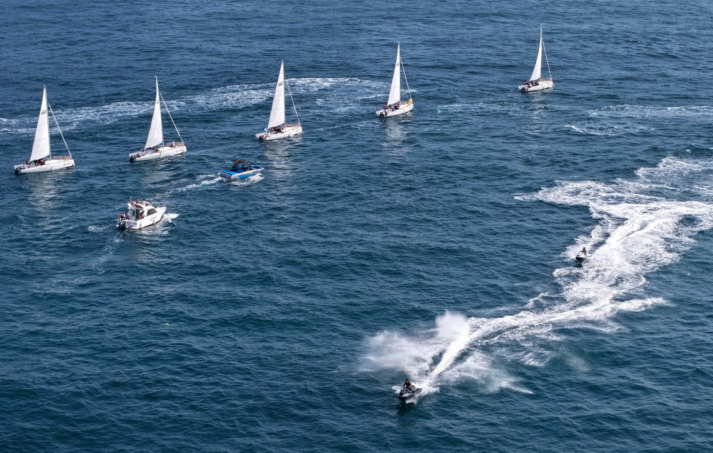 青島老龍灣海域，船艇列隊參加海上巡游活動（7月10日攝，無人機照片）。
