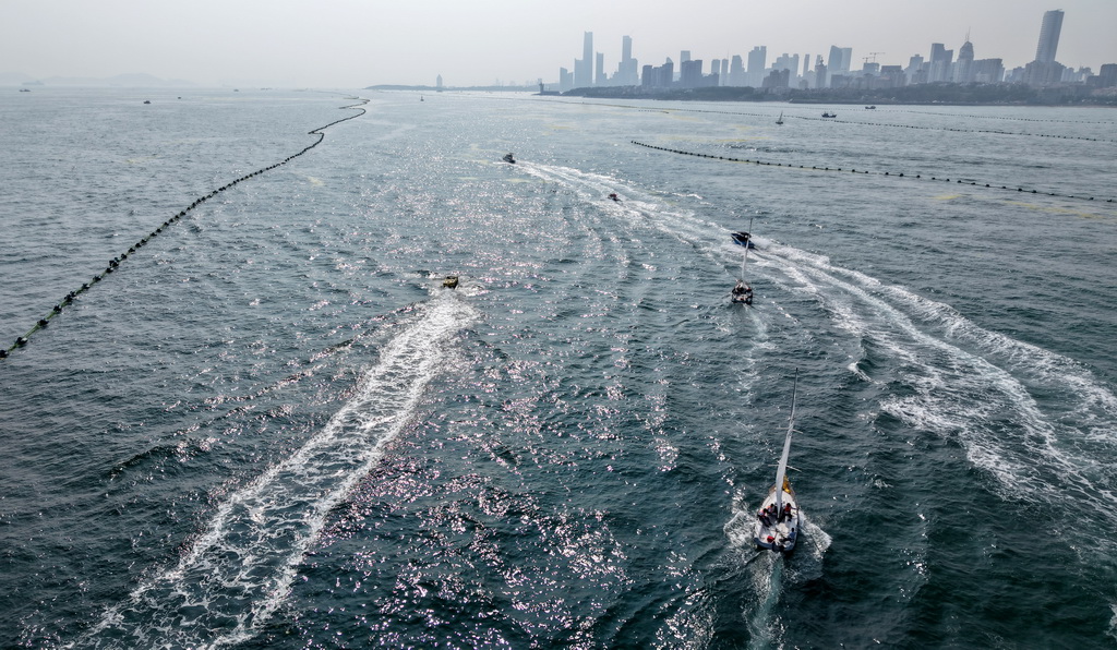 青島老龍灣海域，船艇列隊參加海上巡游活動（7月10日攝，無人機照片）。