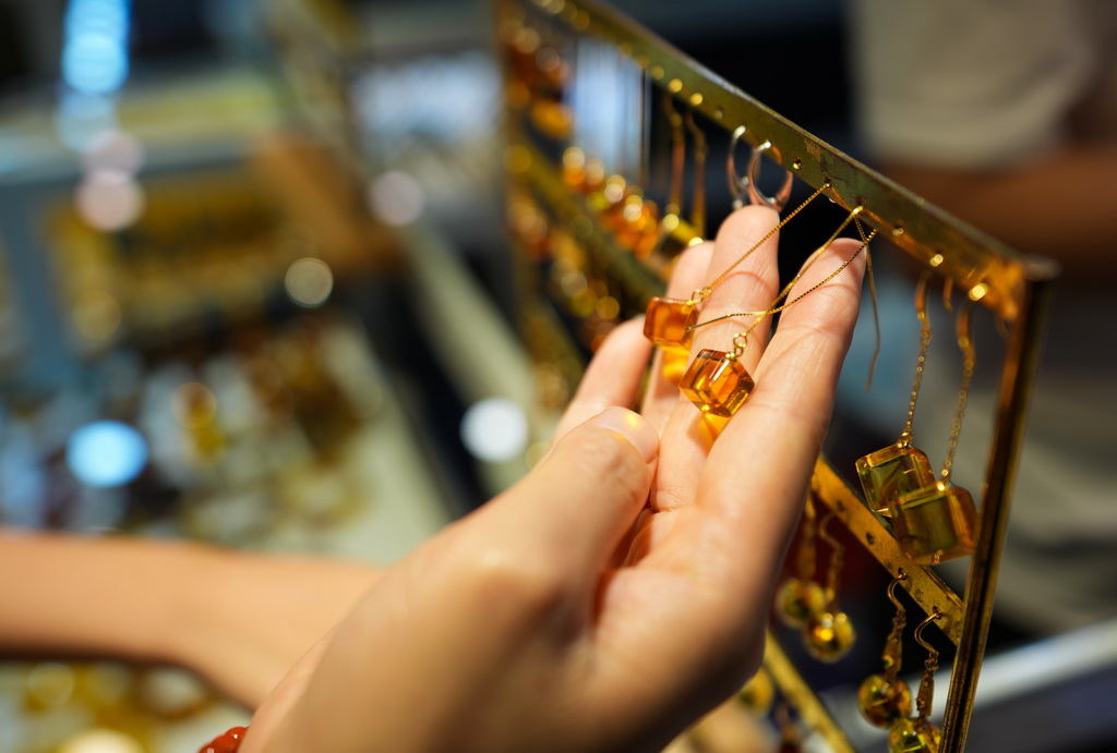 這是7月10日在昆明石博會上拍攝的琥珀飾品。