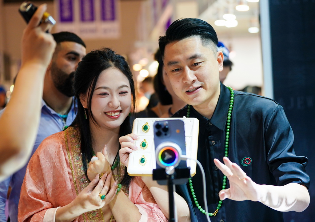 7月10日，兩名主播在昆明石博會上直播售賣玉石。