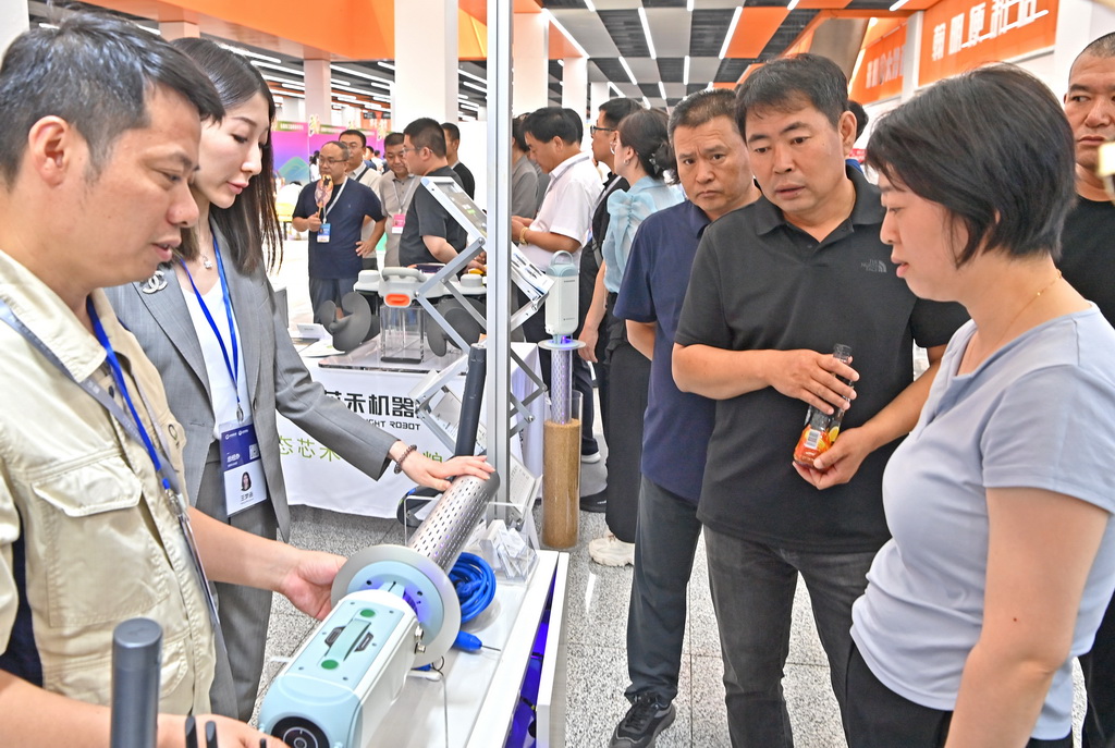 7月12日，觀眾在沈陽國際展覽中心參觀糧食監測器械。