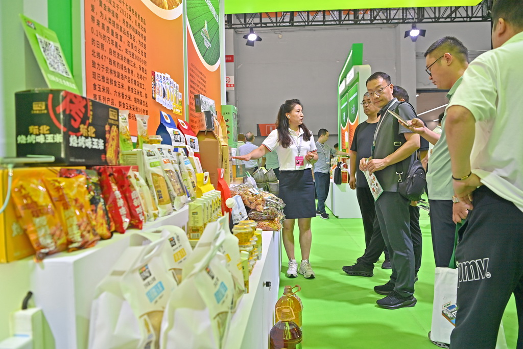 7月12日，觀眾在沈陽國際展覽中心參觀糧油產品。