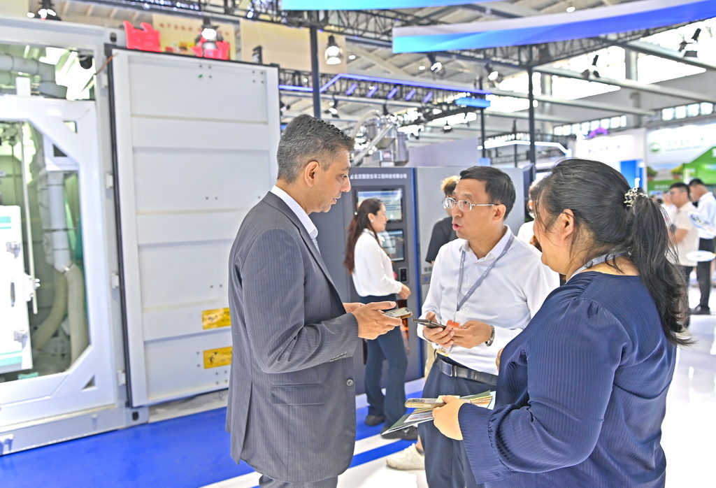 7月12日，國外客商在沈陽國際展覽中心了解糧食加工機械。