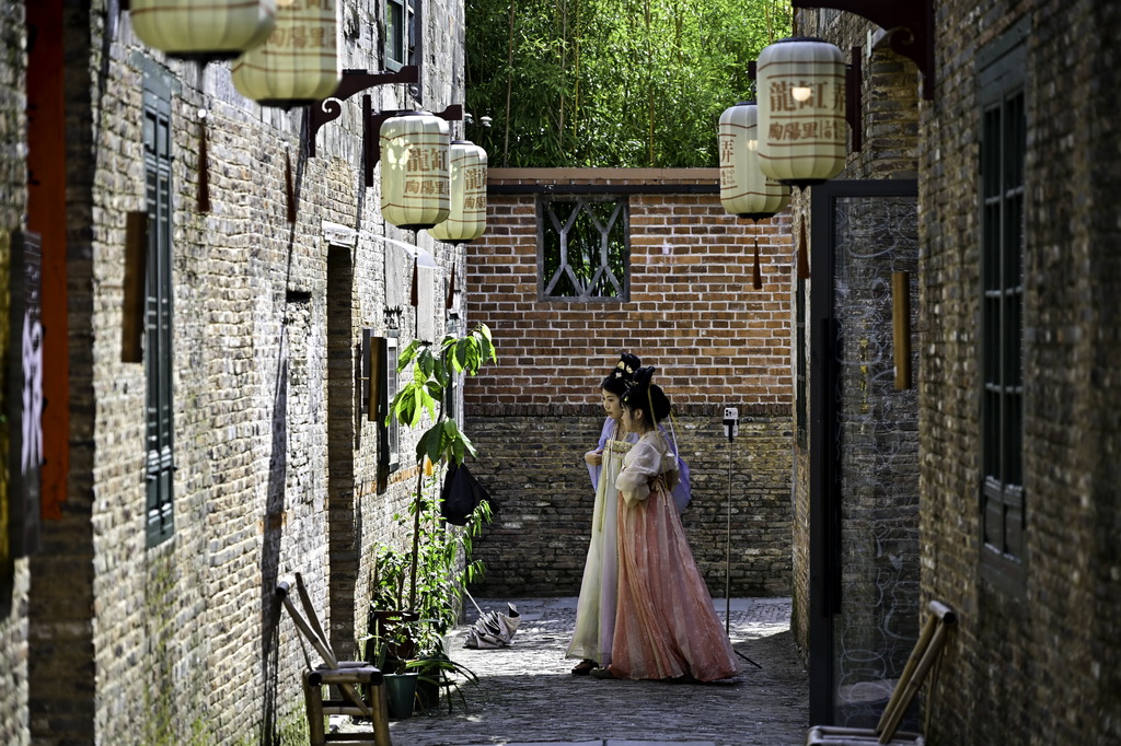 7月13日，游客在江西省景德鎮市陶陽里歷史文化街區游覽。