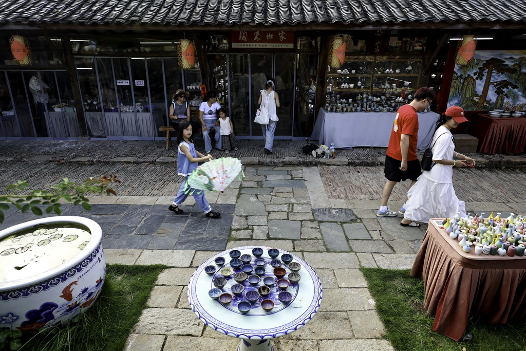 7月13日，游客在江西省景德鎮市陶陽里歷史文化街區游覽。