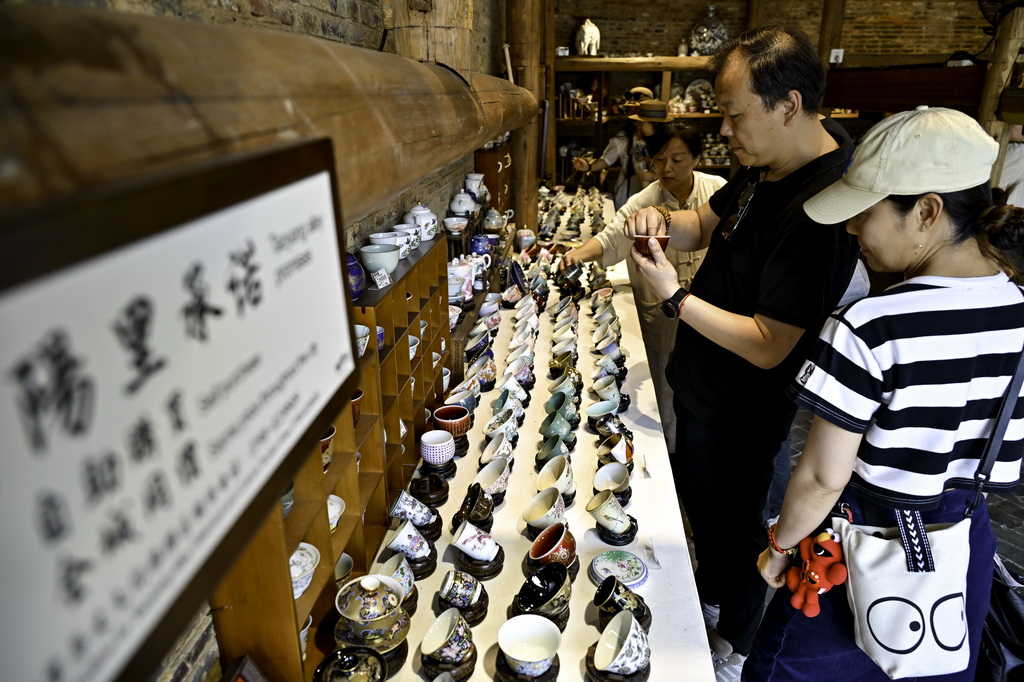 7月13日，在江西省景德鎮市陶陽里歷史文化街區，游客選購手工陶瓷制品。