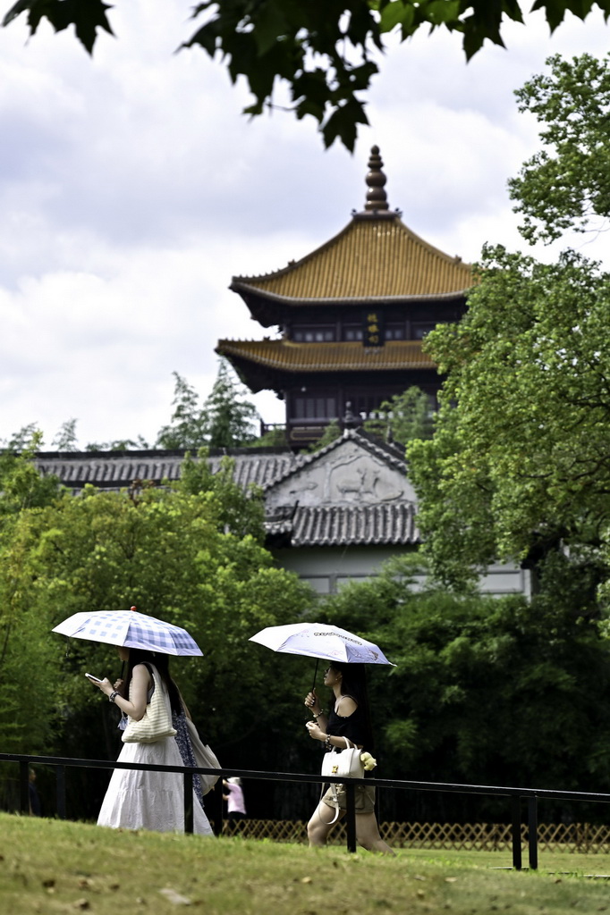 7月13日，游客在江西省景德鎮市陶陽里歷史文化街區游覽。