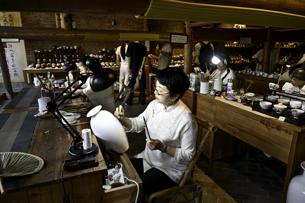 7月13日，在江西省景德鎮市陶陽里歷史文化街區，包括國家級非遺傳統粉彩瓷制作技藝傳承人傅長敏（中）在內的一批陶瓷手工技藝傳承人進行現場創作。