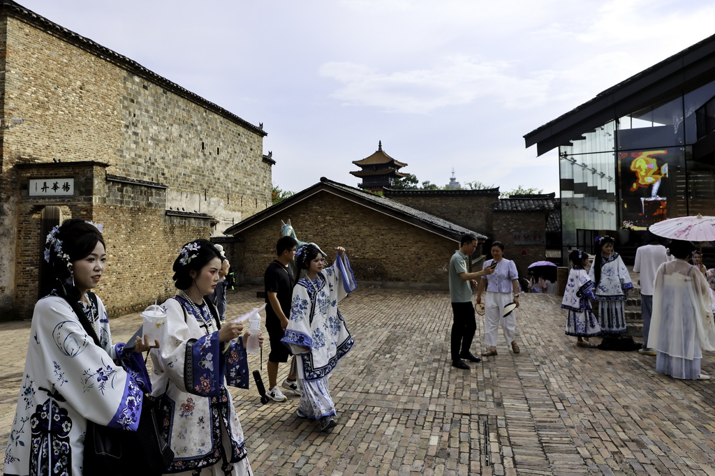 7月13日，游客在江西省景德鎮市陶陽里歷史文化街區游覽。