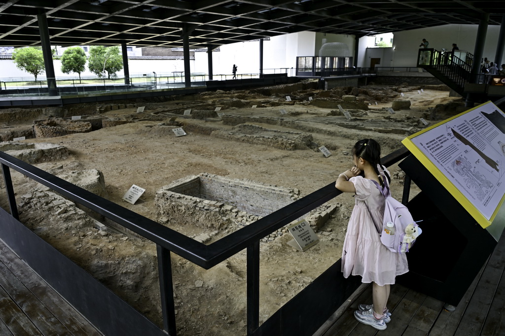 7月13日，游客在江西省景德鎮市陶陽里歷史文化街區游覽。