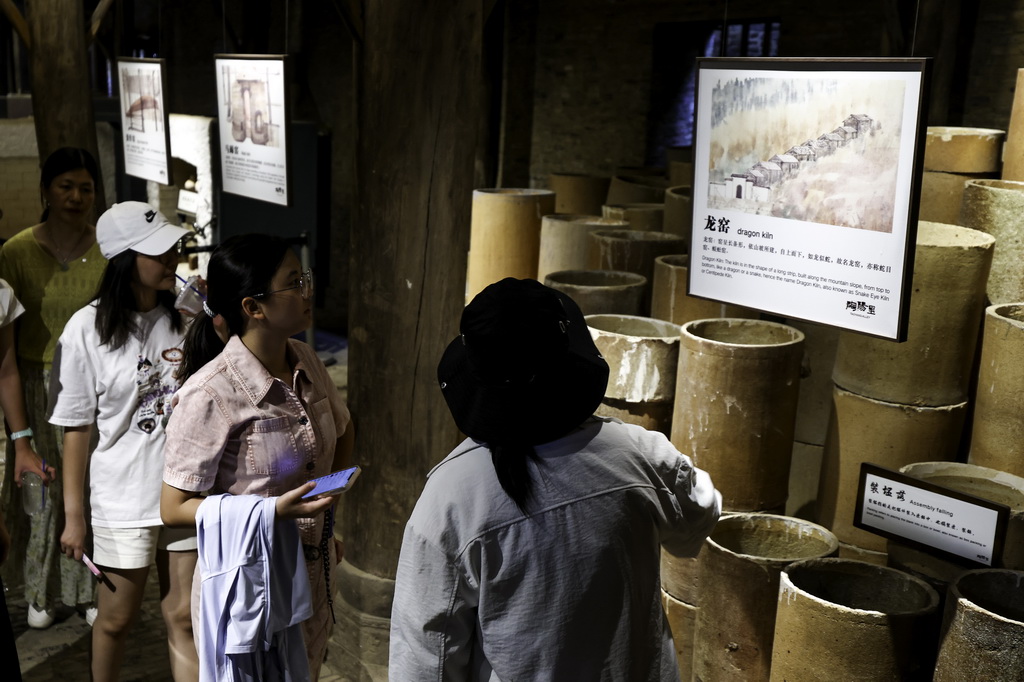 7月13日，游客在江西省景德鎮市陶陽里歷史文化街區游覽。