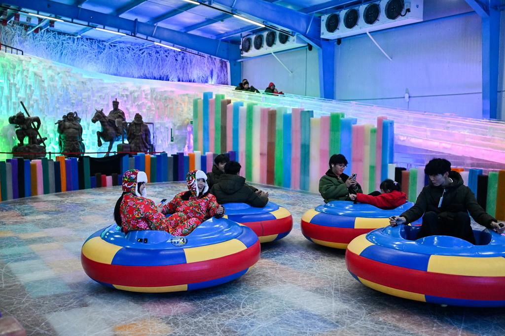 7月15日，游客在室內冰雪世界休閑娛樂。