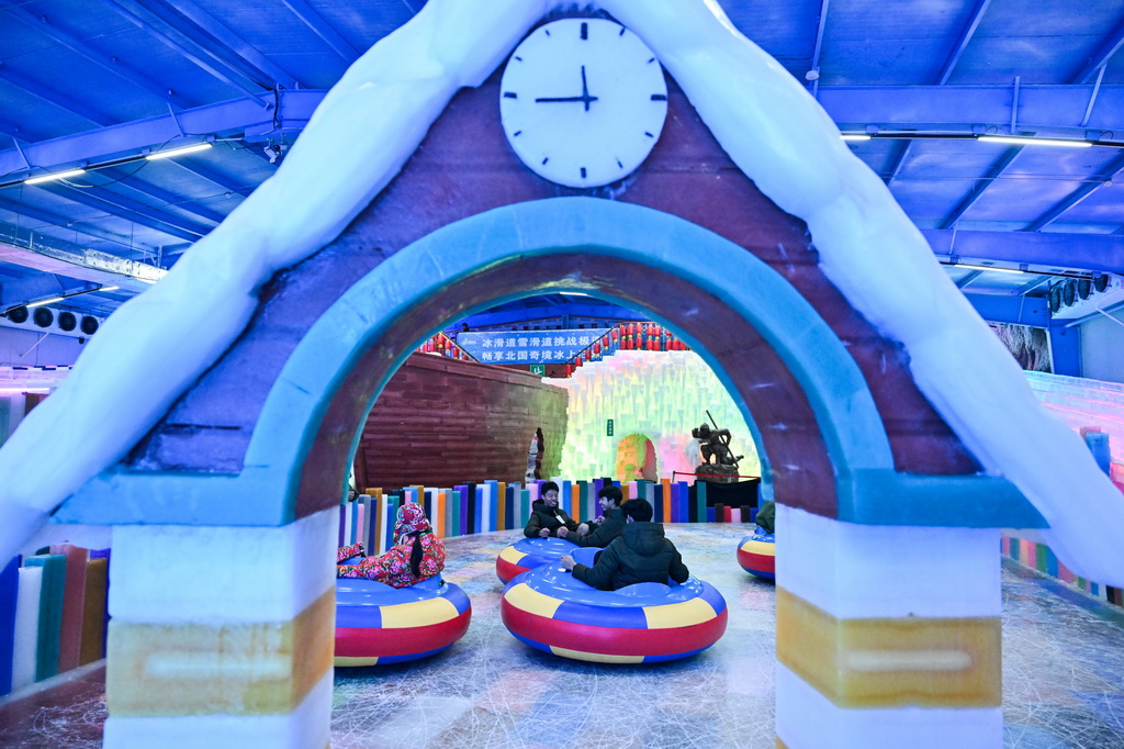 7月15日，游客在室內冰雪世界休閑娛樂。